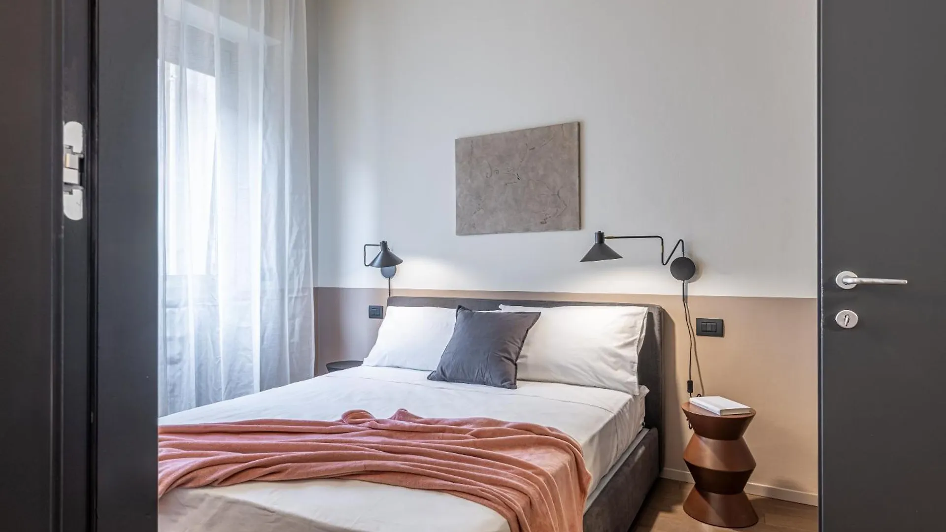Zuretti Modern Comfort Near Central Station Milan Apartment